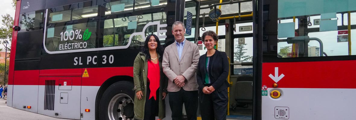 Buses red generan solo el 3,3% de las emisiones del transporte en Santiago: el 90% viene de autos y motos particulares