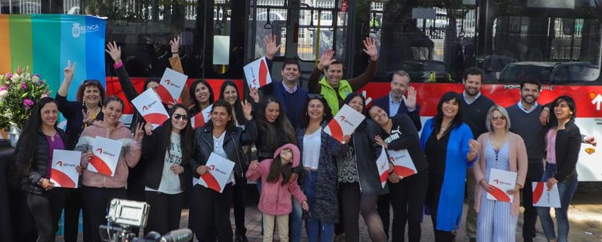 Mujeres de Renca reciben beca para convertirse en conductoras profesionales