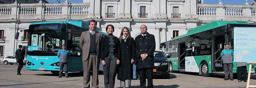 Autoridades de Transporte y Energía junto a los buses eléctricos