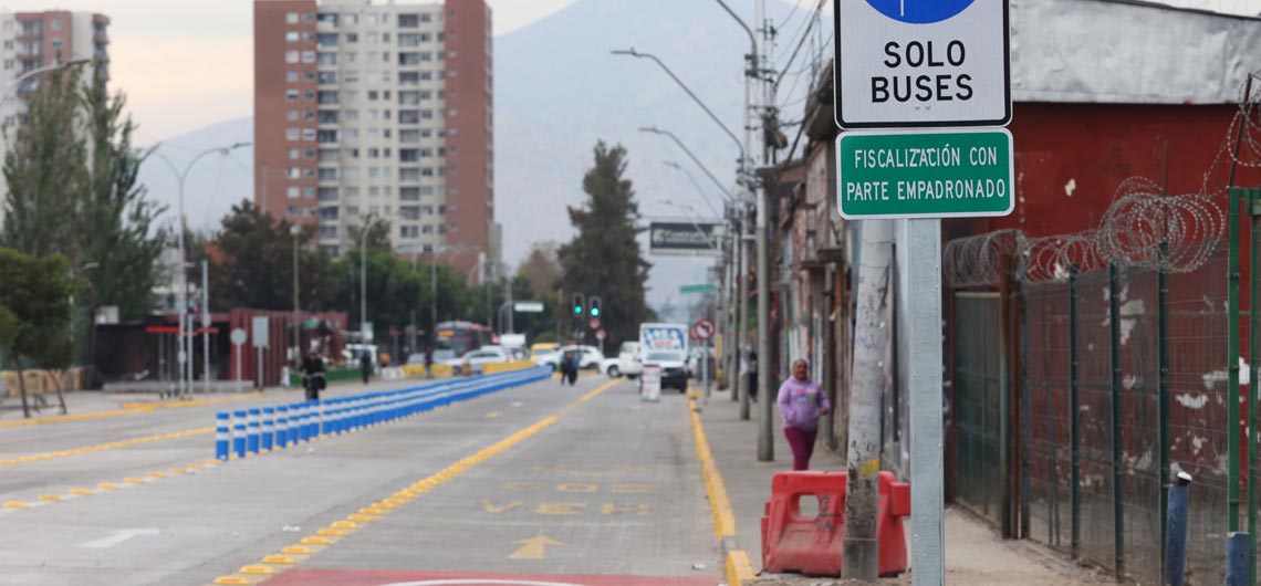 Retorna el tránsito de buses Red Movilidad en avenida Recoleta