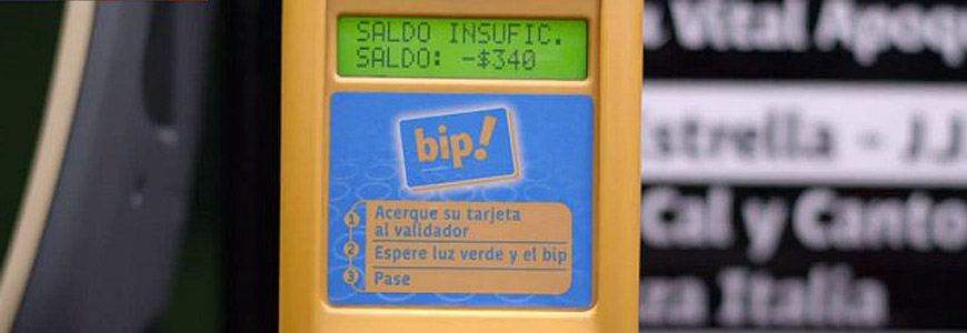 Validador indicando saldo insuficiente en la Tarjeta bip!