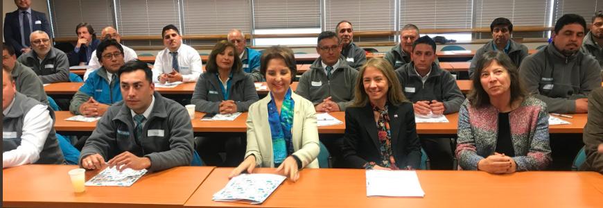 Ministras de Transportes y Energía, Gloria Hutt y Susana Jiménez, acompañaron a treinta choferes en el primer curso grupal de electromovilidad